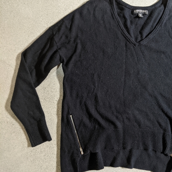 Banana Republic Sweater - Picture 4 of 6